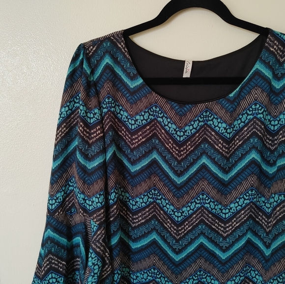 Celeste knee-length dress with blue/teal/black pattern and flowy sleeves - Picture 2 of 4